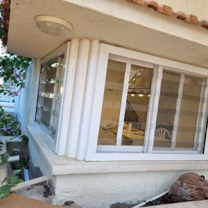 חלון אלומיניום עם תריסים חיצוניים לבנים