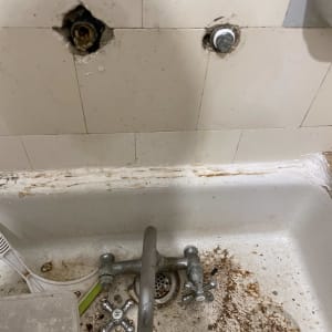 כיור עם ברז מפורק, לכלוך וחלודה