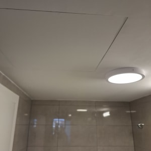 תקרת גבס עם תאורה בחדר אמבטיה