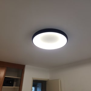 מנורה עגולה מותקנת על תקרה בחדר פנימי