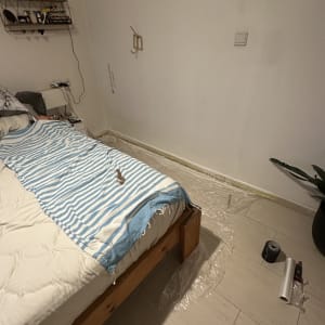 כלי עבודה על הרצפה ליד מיטה