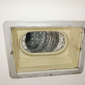 פתח אוורור עם צינור מתכת גמיש