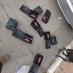 תיבות פיתיון שחורות עם פיתיונות ורודים על המדרכה