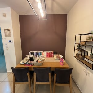 שולחן עם כיסאות וקיר צבוע בצבע חום כהה