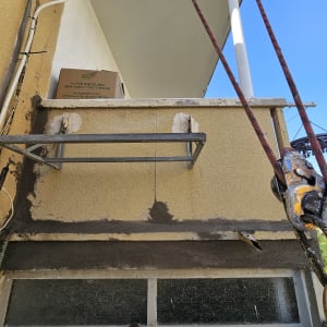 עבודות תיקוני טיח בגובה בחזית מבנה באמצעות סנפלינג