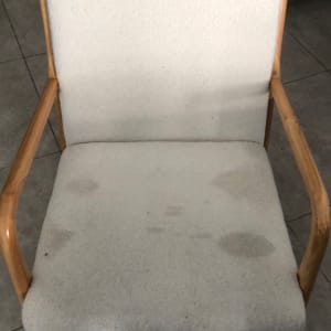 כיסא עם כתמים על הריפוד