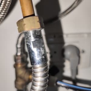 צינורות ומחברים מתכתיים מתחת לכיור