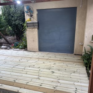 דק עץ חדש עם מאוורר על קיר חיצוני