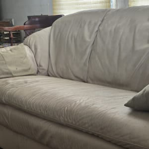 ספה עם כריות בצבעים שונים