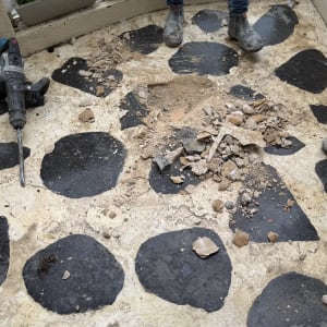 רצפה עם חורים, שברי בטון וכלי עבודה