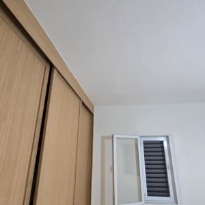 קיר צבוע עם חלון ודלת עץ