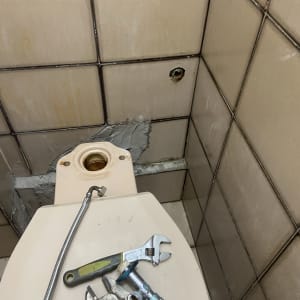 כלים לתיקון שירותים על מיכל אסלה