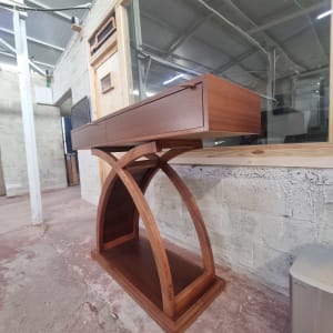 שולחן עץ מעוצב עם קשתות מעץ מלא