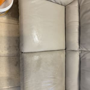 ספה עם כתם רטוב ודלי עם ספוג