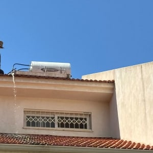 אדם על גג עם דוד שמש