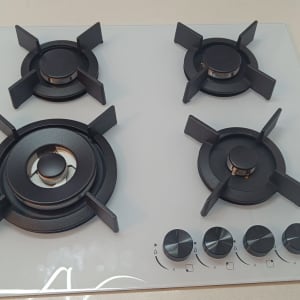 כיריים גז עם ארבעה מבערים וכפתורי שליטה