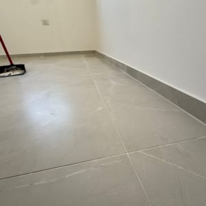 רצפה נקייה עם מגב ויעה בפינה