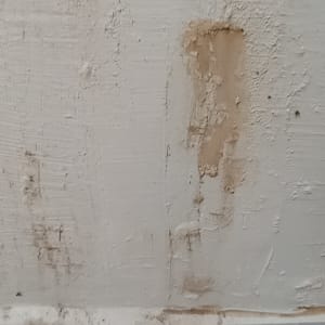 קיר עם סימני רטיבות ותיקונים