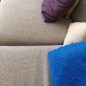 כריות צבעוניות על ספה אפורה