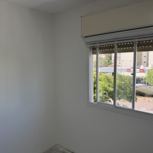 חדר עם קיר צבוע וחלון גדול