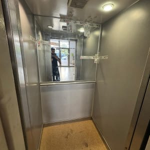 מראה עם מדבקות על זכוכית במעלית