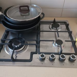 כיריים גז עם סירים ומכסה זכוכית