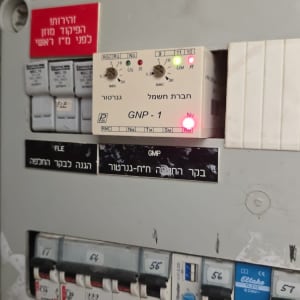 לוח חשמל עם מפסקים ונורות חיווי דולקות