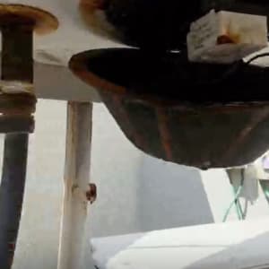 חלקים של מערכת חימום או קירור עם צינורות ומחברים