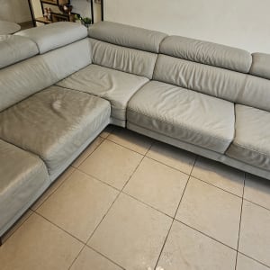 ספה אפורה על רצפת אריחים