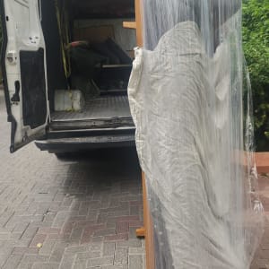 משאית פתוחה עם רהיטים עטופים בניילון