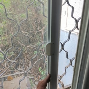 יד מחזיקה מסגרת אלומיניום של חלון