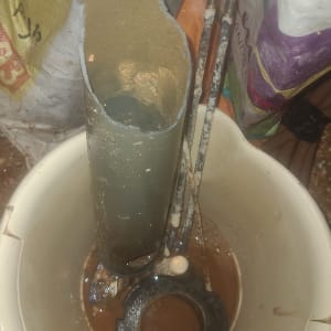 חלקי דוד שמש בתוך דלי עם חלודה ולכלוך