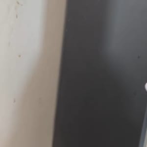 קיר עם סימני תיקון ליד מכשיר חשמלי