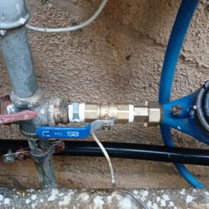 צינורות מים עם ברזים ומונה כחול