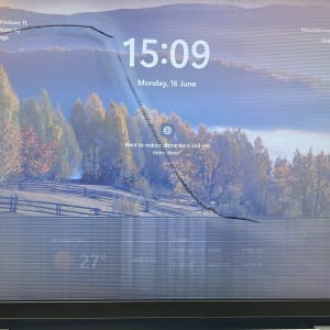 מסך מחשב עם רקע נוף ושבר בזכוכית