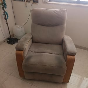 כורסה אפורה בחדר עם חלון