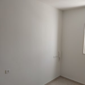 קיר צבוע בלבן עם שקע חשמל