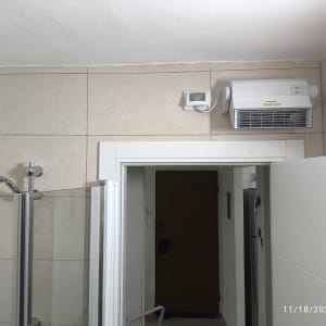 מאוורר חימום חשמלי מותקן על קיר חדר אמבטיה