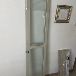 דלת זכוכית ארוזה ליד קיר לבן