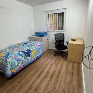 רצפת פרקט עץ בחדר שינה פשוט