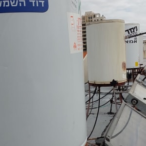 דודי שמש מותקנים על גג עם צינורות ומחברים