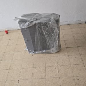 רהיט עטוף בניילון על רצפת אריחים