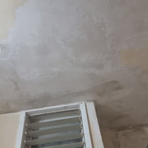 תיקון קיר עם טיח ליד חלון