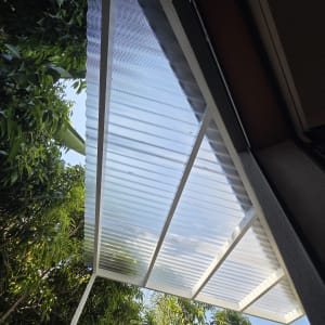 גג אלומיניום מעל צמחייה ירוקה
