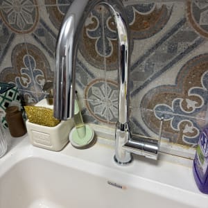 ברז מטבח עם כיור וכלים לניקוי