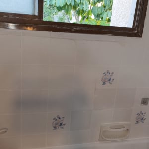חדר אמבטיה עם אריחים ודוגמת פרחים