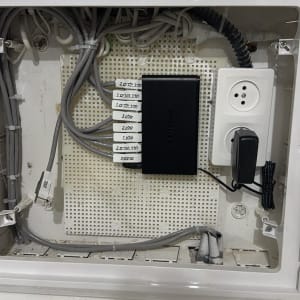 ארון תקשורת עם כבלים וציוד רשת