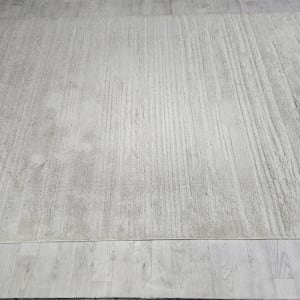 שטיח בהיר עם דוגמה עדינה על רצפה