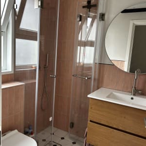 חדר אמבטיה עם מקלחון, כיור ועיצוב מודרני