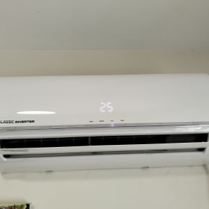 מזגן קיר לבן עם תצוגת טמפרטורה